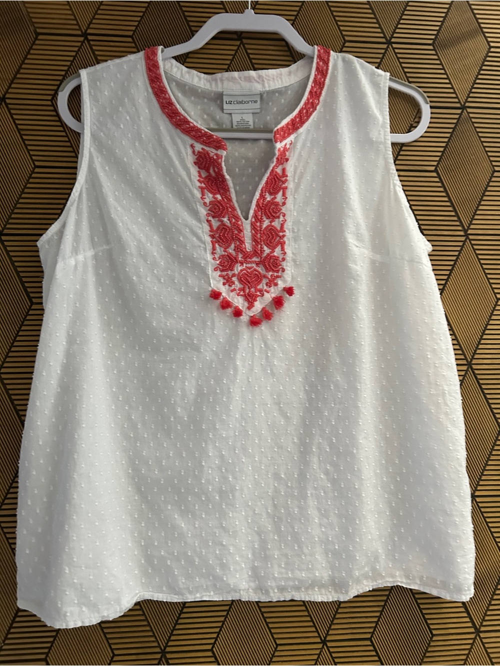 Liz Claiborne White Sleeveless Embroidered V-Notch Top with Coral Trim